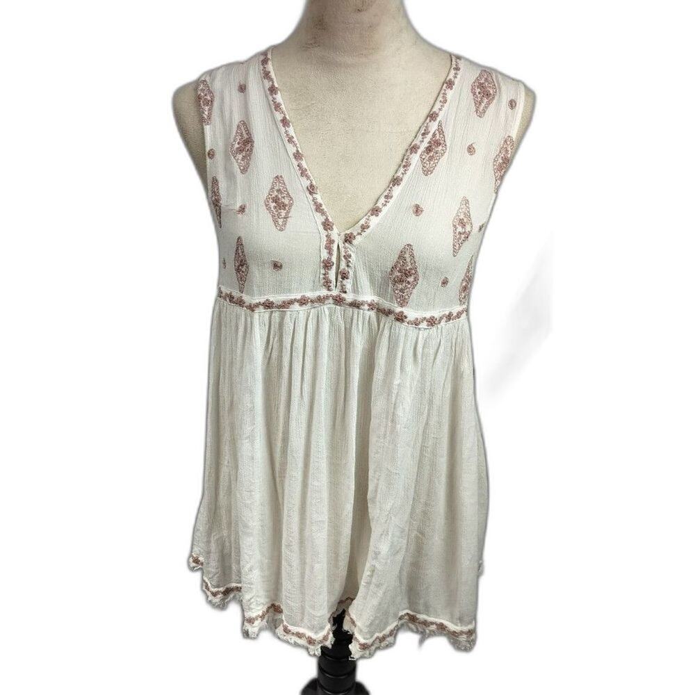 Free People (S) Cute, white, pink embroidery, sleeveless, keyhole back tank top